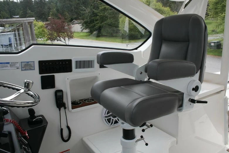 开拓者（Pursuit）OS405中型钓鱼艇驾驶区