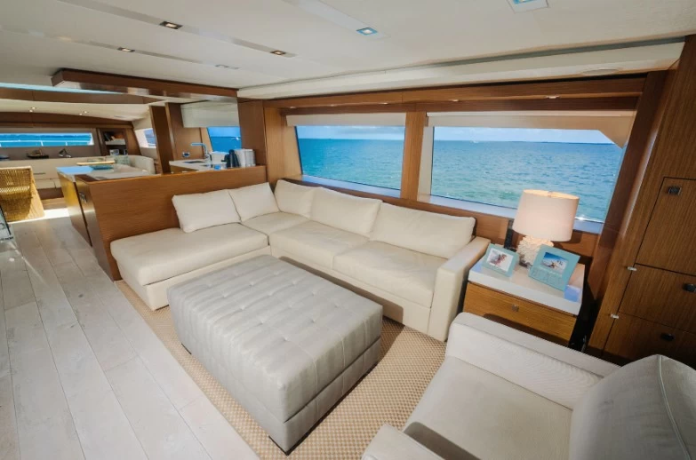 哈特雷斯（Hatteras）M75 Panacera二手飞桥游艇沙龙布局