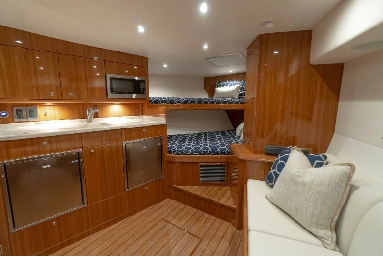 Viking 38O中型运动钓鱼游艇船舱内部
