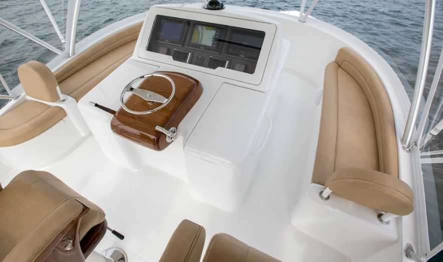 Viking 48Convertible运动钓鱼游艇飞桥驾驶区