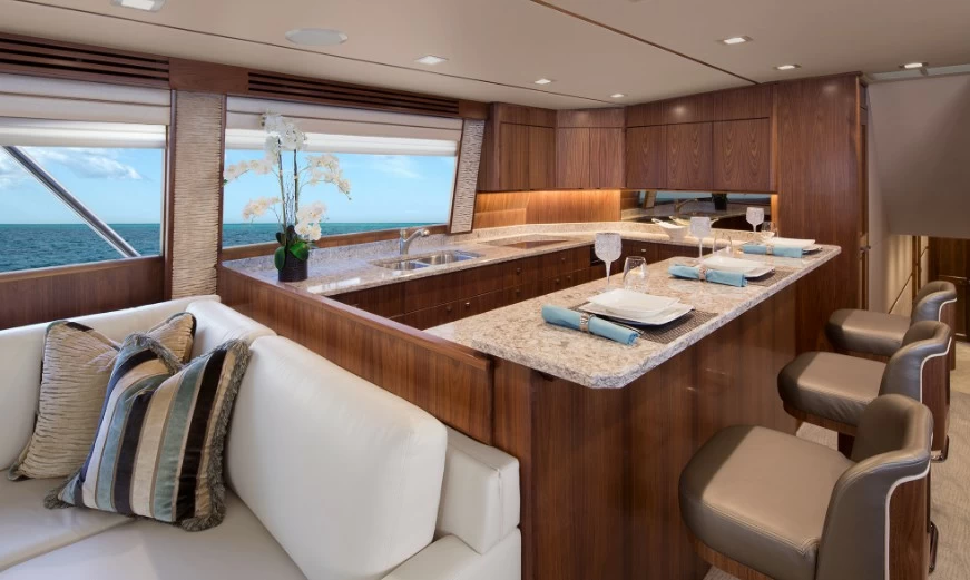 Viking 80C大型运动钓鱼游艇用餐区