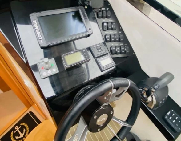 卡帝尔(Galeon)310HTC二手运动游艇驾驶区