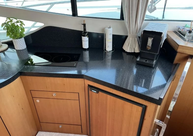 卡帝尔(Galeon)390二手中型飞桥游艇厨房区