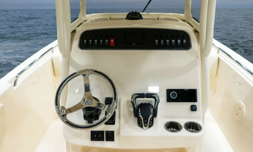 格帝威（Grady-White）Fisherman257小型钓鱼游艇驾驶区