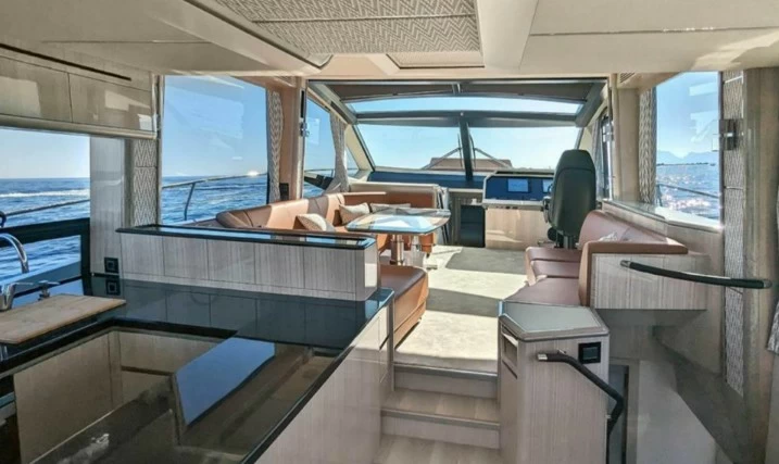 卡帝尔(Galeon)680二手豪华飞桥游艇主甲板布局