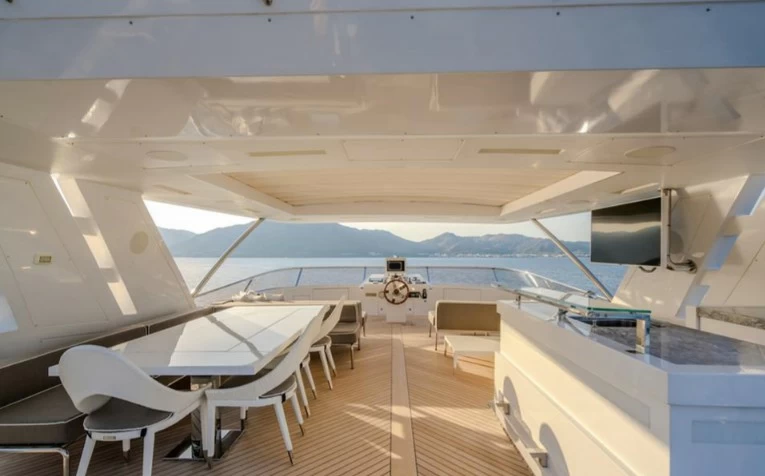 贝尼蒂(Benetti)Fast125二手超级游艇飞桥区域