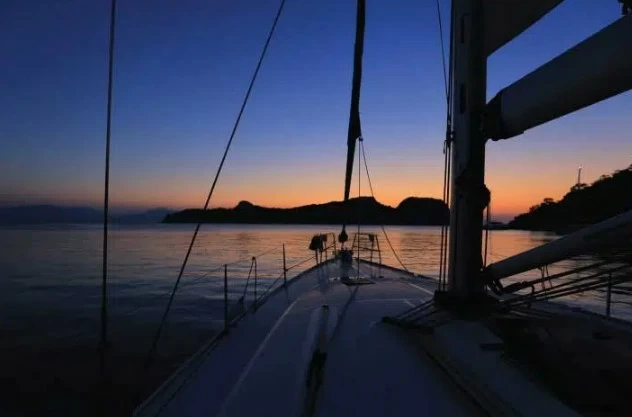 夜间游艇出海的安全小贴士